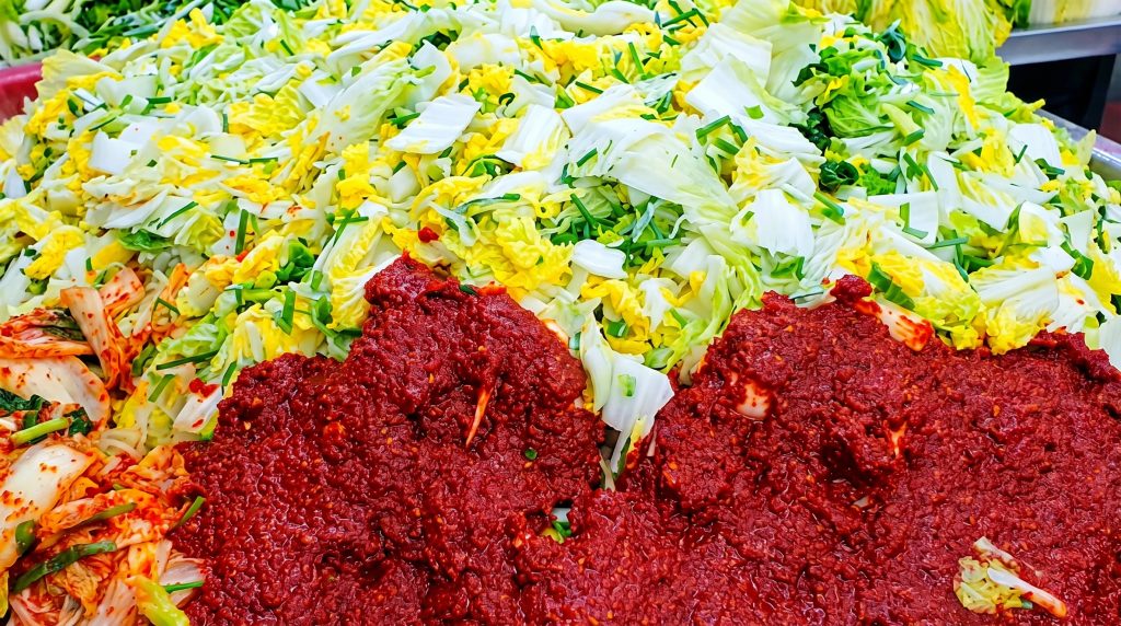 Quét gia vị vào từng lát lá cải thảo